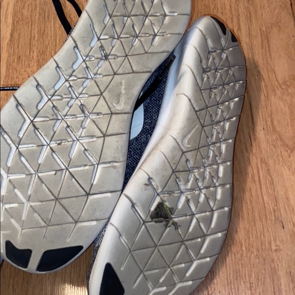 women Nike tennis shoes - Picture 5 of 6